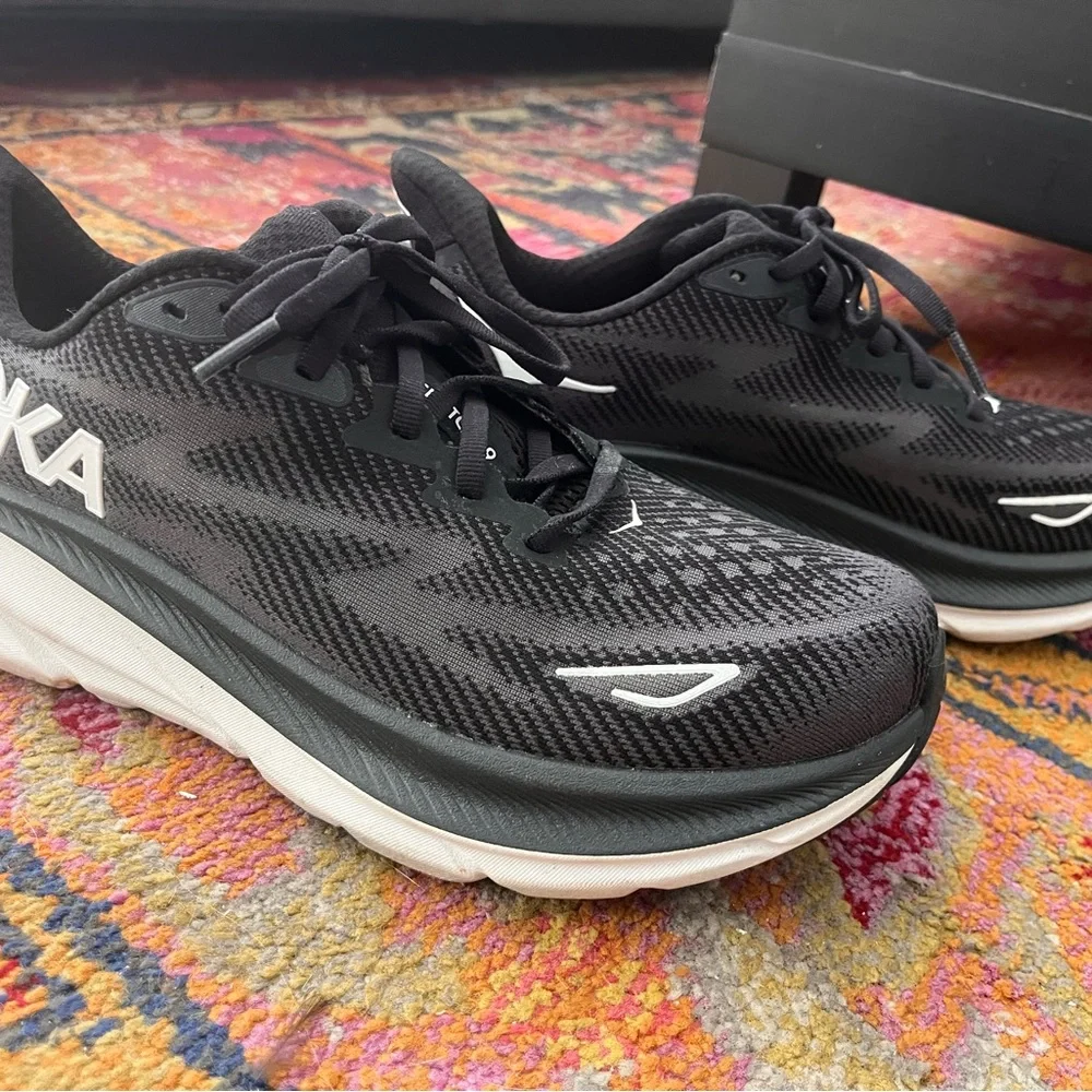 Hoka - Clifton 9 - men’s size 7 wide sneaker